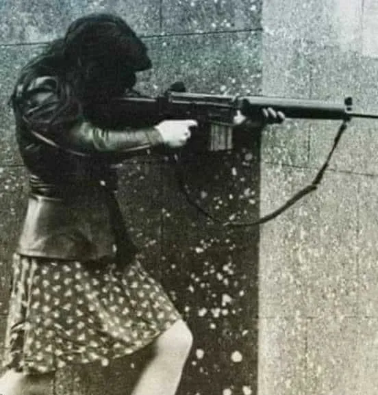 La mujer con un rifle de asalto