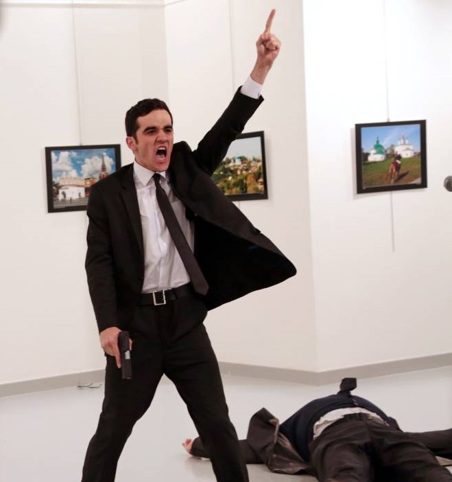 Una instantánea del asesino del embajador ruso en Ankara, con la pistola aún en la mano y el cuerpo del diplomático tendido en el suelo en segundo plano, ha ganado el World Press Photo, el premio más importante del fotoperiodismo internacional