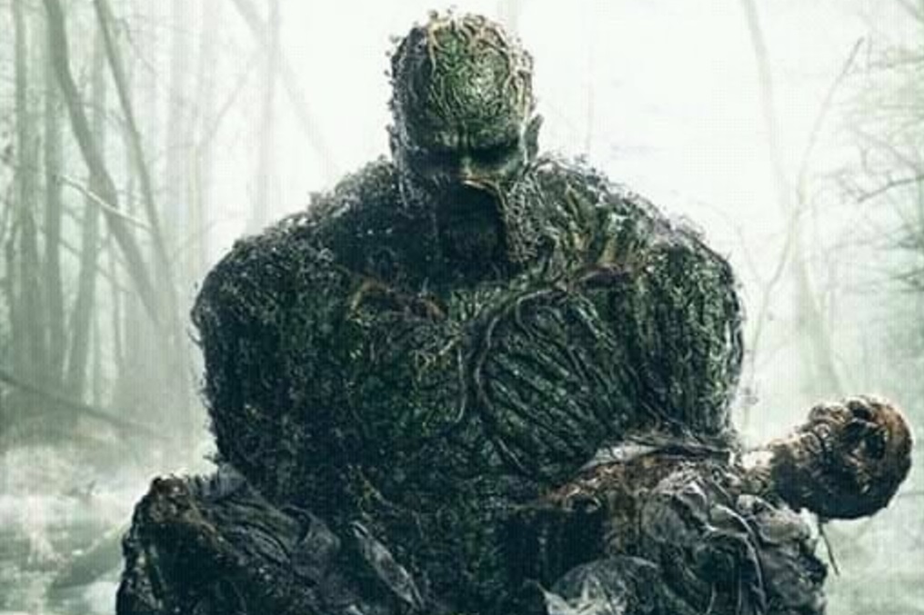 El terror aguarda en el tráiler final de Swamp Thing