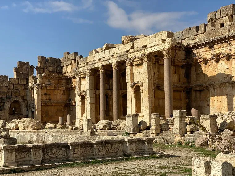 patio-exterior-de-baalbek Baalbek, el tesoro romano de Líbano-posdata-digitaal-press