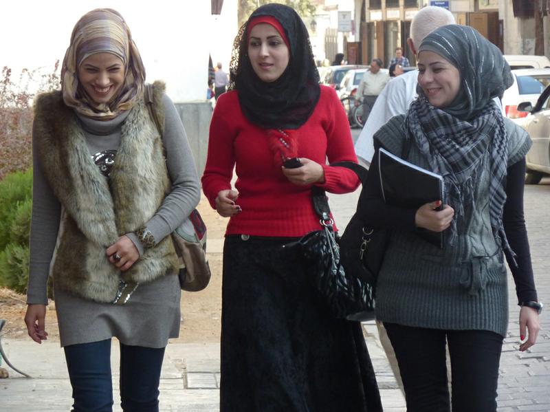 mujeres_caminando_enalta