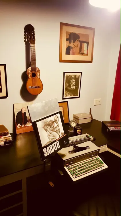 ¿Cómo es recorrer la casa donde Ernesto Sábato escribió, pensó y soñó? Sus nietos invitan a descubrirla a través de una experiencia que mantiene viva la memoria de uno de los autores más importantes de la literatura argentina.-posdata press