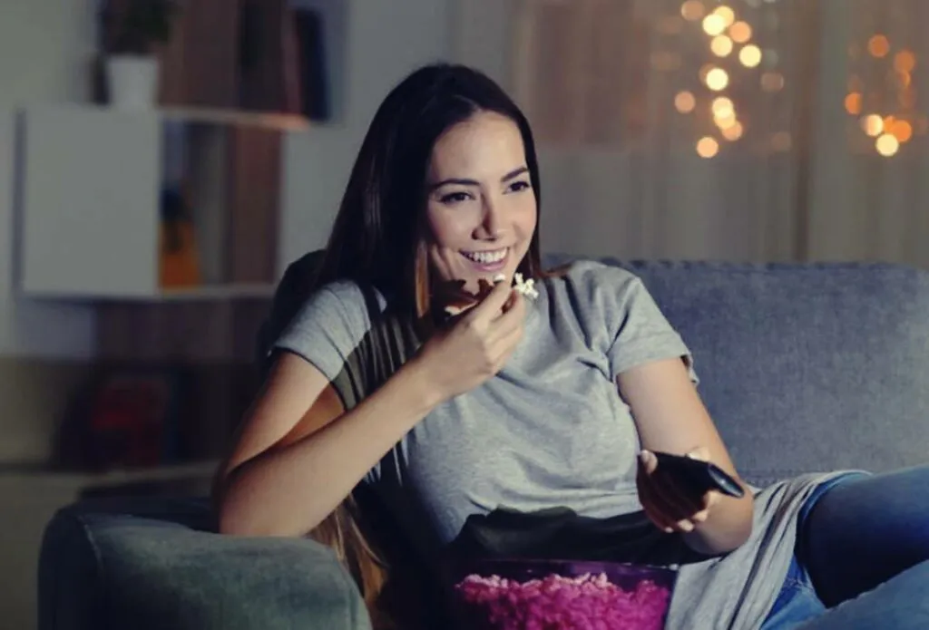 chica-viendo-tv-1024x695