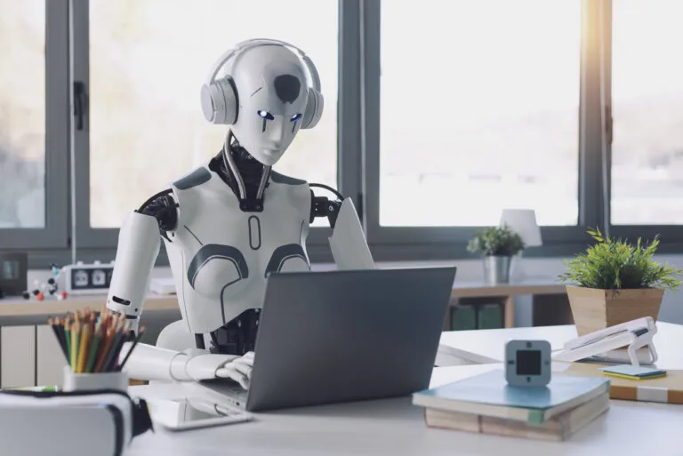 robot-trabajando-768x513