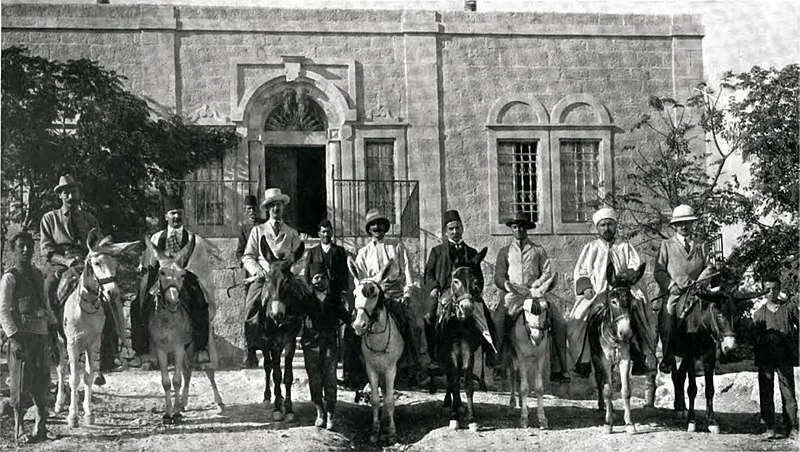 miembros-de-la-mision-parker-de-izquierda-a-derecha-robin-duff-habip-bey-montagu-parker-cyril-foley-hagop-makasdar-cyril-ward-abdulaziz-mecdi-effendi-clarence-wilson_11c3c711_800x452