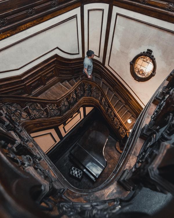 Al bajar la escalera me atrapó el silencio-posdata-digital-press